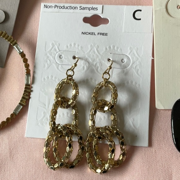 Silverfox Costume Jewelry Earrings,    6 Pair of Assorted Earrings 🔥🔥❤️❤️💙💙 - Picture 3 of 7